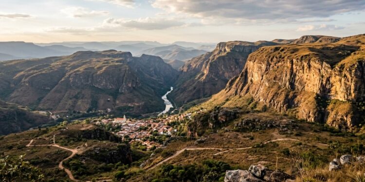 A pequena cidade mineira cercada por paredões da Serra da Canastra onde cachoeiras, cânions, cavernas e comida artesanal dividem o roteiro, e essa combinação levou o município à disputa de melhor vila turística do mundo em 2026