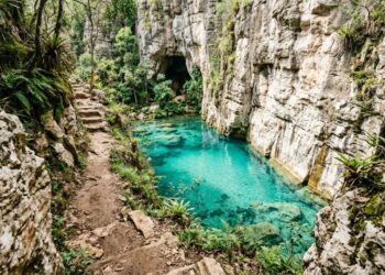 Águas cristalinas desaparecem dentro de cavernas e reaparecem entre cânions no nordeste de Goiás, onde trilhas levam a cachoeiras, lagos e formações subterrâneas ainda pouco conhecidas pelo turismo nacional