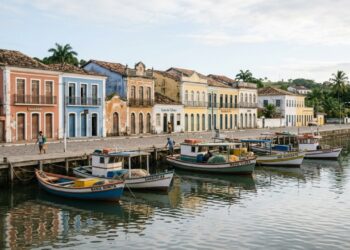 Barcos deixam este município histórico e passam até cinco horas navegando para chegar ao primeiro parque nacional marinho do Brasil, onde o turista mergulha entre formações de coral únicas e encontra baleias-jubarte durante parte do ano