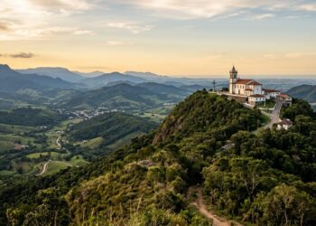Dois grandes santuários e mais de 40 capelas e oratórios cercam um pequeno município onde trilhas atravessam Mata Atlântica, vinícolas preservam a herança italiana e um mirante a 525 metros permite enxergar até o mar