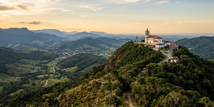Dois grandes santuários e mais de 40 capelas e oratórios cercam um pequeno município onde trilhas atravessam Mata Atlântica, vinícolas preservam a herança italiana e um mirante a 525 metros permite enxergar até o mar