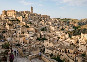 A cidade italiana onde mais de mil casas foram escavadas na rocha, moradores foram retirados à força nos anos 1950 e décadas depois as cavernas voltaram a ser habitadas