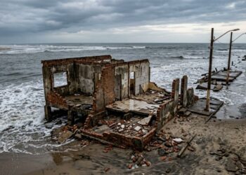 A cidade onde o mar avança cerca de 5 metros por ano em um de seus distritos, casas já viraram ruínas na areia e em 2026 começou um novo estudo para enfrentar a erosão