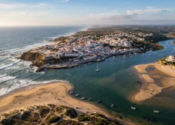 A cidade conhecida como "a terra das três mentiras", com uma embocadura navegável e cinco Bandeiras Azuis