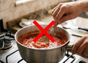 A panela que você não deveria usar para cozinhar molho de tomate: o alumínio reage com a acidez e pode migrar para o alimento