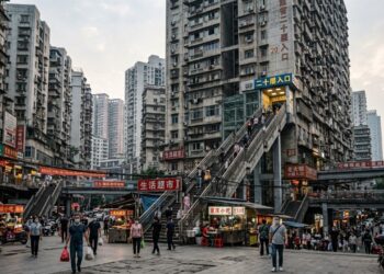 Na China, uma rua pode estar no nível do 20º andar de outro prédio e a geografia explica essa cidade quase vertical