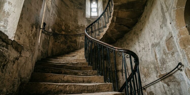 Por que as escadas de prédios antigos sempre giram no sentido horário, o primeiro degrau é mais alto que os outros em construções anteriores a 1970, e o corrimão tem uma curva no final que não é decoração mas uma exigência que salva vidas