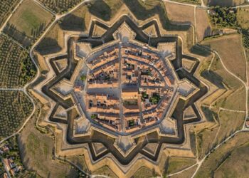 Vista do alto, uma vila portuguesa se transforma em uma estrela de 12 pontas: muralhas, baluartes e revelins cercam um núcleo histórico com 2,5 quilômetros de fortificações