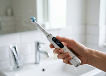 Dentistas alertam: a escova elétrica que promete clarear os dentes pode desgastar o esmalte em 6 meses se usada com a pressão que a maioria das pessoas aplica
