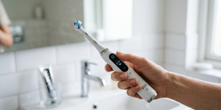 Dentistas alertam: a escova elétrica que promete clarear os dentes pode desgastar o esmalte em 6 meses se usada com a pressão que a maioria das pessoas aplica