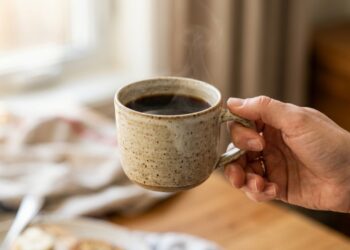Qual é o melhor horário para tomar café e em quais situações ele faz mais mal do que bem?