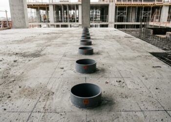 Por que algumas obras deixam tubos atravessando a laje antes da concretagem em vez de furar o concreto depois