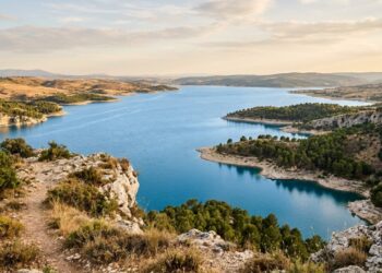 O lugar na Espanha onde praias de água doce dividem a paisagem com uma cidade romana de 2 mil anos