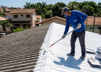 Pintores estão aplicando tinta térmica no telhado que reflete até 90% do calor do sol, reduz a temperatura interna em até 8 graus, e o custo por metro quadrado é o mesmo de uma tinta acrílica premium, mas quase nenhuma loja de material de construção exibe o produto na prateleira