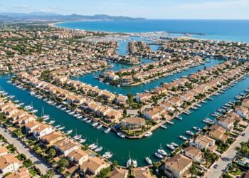 A “pequena Veneza” da Espanha tem 25 km de canais e casas com barcos na porta