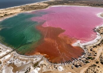 O lago africano que muda de cor sozinho dependendo da estação e já foi rosa, verde e vermelho no mesmo ano