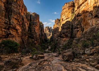 O povoado no Piauí onde o relevo forma um labirinto natural de cânions avermelhados visitado por menos de 2 mil turistas por ano