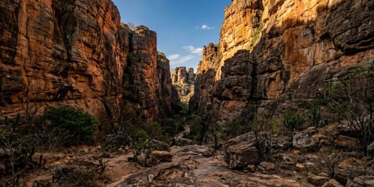 O povoado no Piauí onde o relevo forma um labirinto natural de cânions avermelhados visitado por menos de 2 mil turistas por ano
