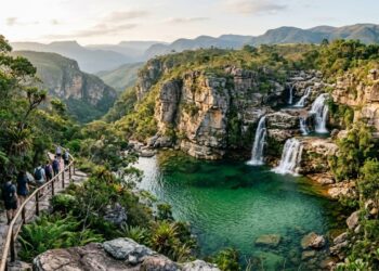 Dezenas de cachoeiras, poços naturais, cânion e escorregador de pedra cercam um município com pouco mais de 4 mil habitantes que já virou cenário de novelas e permite passar vários dias conhecendo um complexo diferente a cada manhã