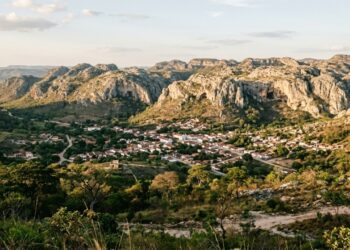 Um município a menos de 50 quilômetros de uma capital guarda cavernas onde um dos pioneiros da arqueologia brasileira encontrou restos de animais extintos em 1837, e em 2026 moradores passaram a fazer visitas guiadas por esse cenário pré-histórico