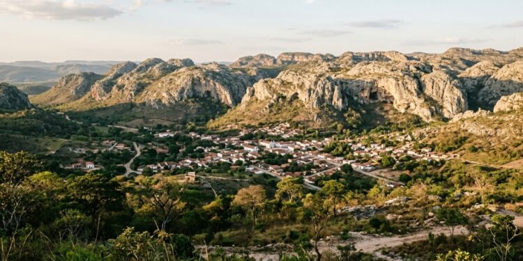 Um município a menos de 50 quilômetros de uma capital guarda cavernas onde um dos pioneiros da arqueologia brasileira encontrou restos de animais extintos em 1837, e em 2026 moradores passaram a fazer visitas guiadas por esse cenário pré-histórico