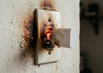 Por que a tomada esquenta com o carregador do celular plugado mesmo sem o celular conectado: o transformador consome energia em vazio e o risco aparece quando a potência do carregador não condiz com a fiação