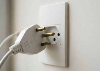 Para que serve o terceiro pino da tomada que metade dos brasileiros quebra com alicate antes de ligar o aparelho: ele é o fio-terra que desvia a descarga elétrica do corpo humano para o solo, o eletricista confirma que em prédios antigos o fio-terra muitas vezes não está conectado a nada e o pino vira decoração