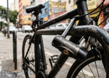 O cadeado da bicicleta com segredo de 4 dígitos tem 10 mil combinações possíveis mas um ladrão experiente abre em menos de 3 minutos puxando o arco enquanto gira os números porque sente um clique quando o dígito certo encaixa