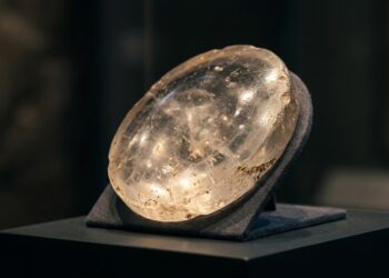 Cristal de rocha de 2700 anos intriga arqueólogos por possível lente criada na antiga Assíria e revela tecnologia que parecia impossível para a época