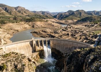 Barragem de 123 anos é esvaziada na Espanha para passar por reforço estrutural e revelar o fundo de um reservatório histórico do rio Segura