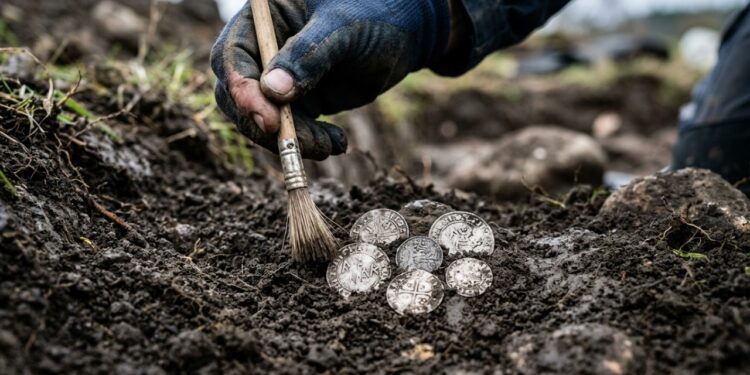 Maior tesouro de moedas vikings da Noruega é encontrado em um campo e reúne mais de 3.150 peças de prata