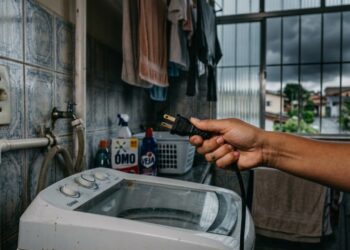 O eletrodoméstico que você deve desligar da tomada durante uma tempestade não é a TV , é a máquina de lavar, porque o motor de indução e a placa eletrônica juntos formam o circuito mais vulnerável a surto de tensão, e o conserto custa mais que um aparelho novo
