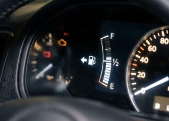 Para que serve a pequena seta ao lado do símbolo da bomba de combustível no painel do carro