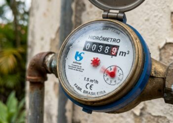 O hidrômetro continua girando com todas as torneiras fechadas, o teste simples que denuncia um vazamento escondido dentro de casa