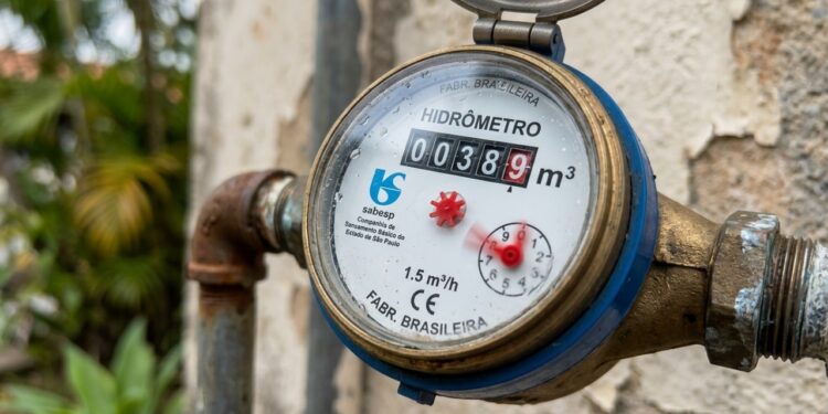 O hidrômetro continua girando com todas as torneiras fechadas, o teste simples que denuncia um vazamento escondido dentro de casa