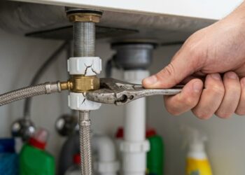 Marido de aluguel que faz pequenos reparos conta que 70% dos chamados são problemas que o próprio morador causou apertando demais: registro, torneira, sifão e válvula de descarga , e ensina a força exata de cada um