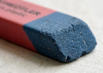 Para que serve a parte azul da borracha escolar clássica
