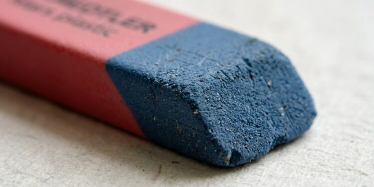 Para que serve a parte azul da borracha escolar clássica