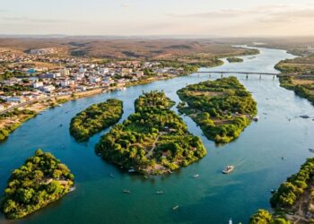 Ilhas surgem no meio do São Francisco diante de uma paisagem semiárida onde cachoeira, orla fluvial e passeios pelo rio permitem montar um roteiro de natureza sem sair do sertão baiano
