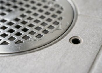 Para que serve o furo minúsculo ao lado da tela do ralo do banheiro, e por que ignorá-lo é a causa nº1 de mau cheiro que volta depois da faxina
