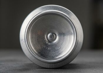 Por que latas de refrigerante têm o fundo côncavo, enquanto latas de atum são planas?