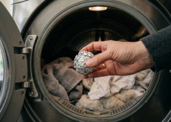 Colocar uma bolinha de papel-alumínio na secadora de roupas: qual a função durante a secagem