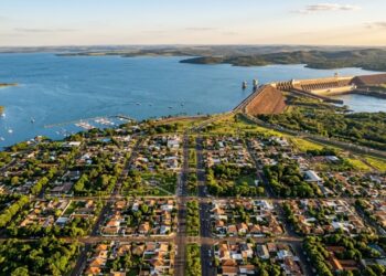 À beira de um lago colossal, uma cidade planejada esconde a obra que decidiu cada rua