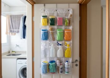 A gambiarra para aproveitar o espaço atrás da porta e criar um lugar extra para guardar produtos de limpeza
