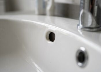 Para que serve o pequeno furo na lateral da pia do banheiro e por que ele está ali