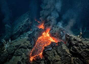 Cientistas registram pela primeira vez o nascimento de uma nova crosta oceânica enquanto o fundo do mar se abre