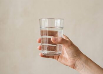 Qual é o melhor horário para beber água e por que tomar em jejum pode não ser tão bom quanto dizem?