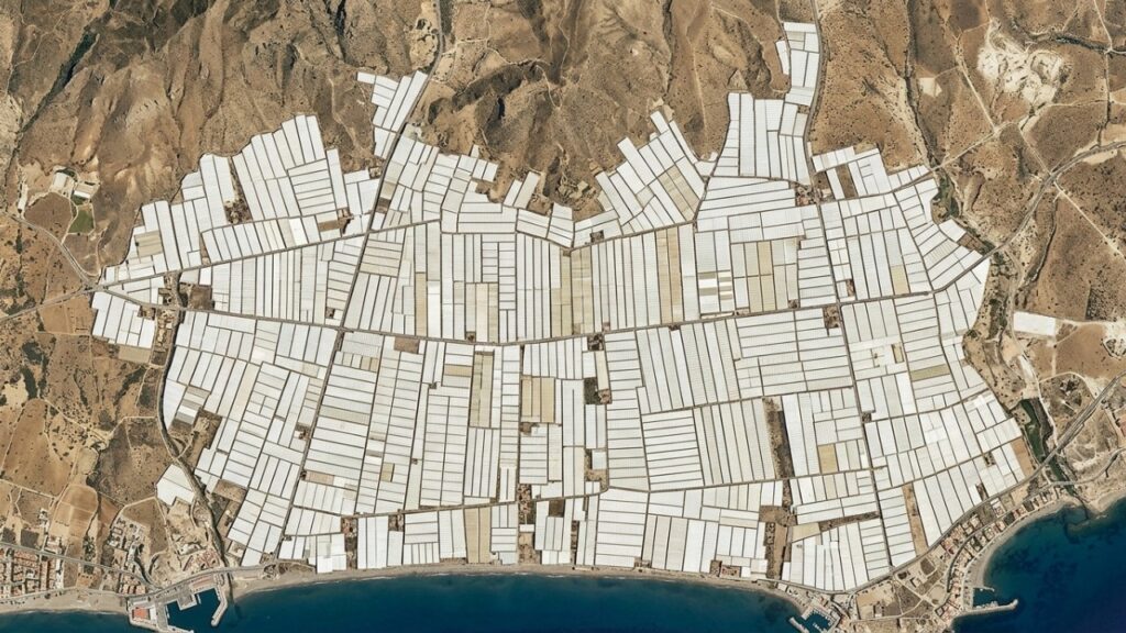 A Grande Muralha da China não é visível do espaço a olho nu, mas existe uma construção humana que é: os estufas de Almería, na Espanha, cobrem uma área tão grande com plástico branco que aparecem nas fotos da NASA, e de lá saem os tomates e pepinos que abastecem metade da Europa graças a um sistema que um agricultor copiou de uma estufa de flores holandesa nos anos 1960