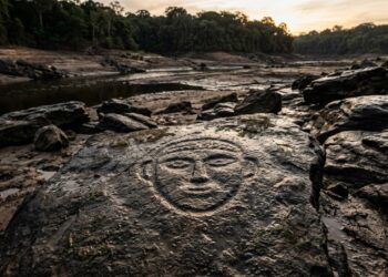 A seca extrema baixou tanto o rio Negro em 2023 que rostos de um sítio de até 2 mil anos reapareceram e três sítios desconhecidos foram revelados