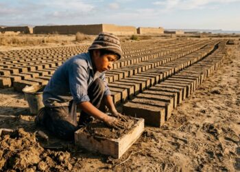 Aprendeu a fabricar tijolos quando criança e há 15 anos usa o ofício para conservar a maior cidade de adobe do mundo